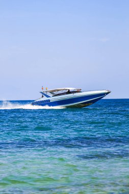 Yelkenli gemi, sürat teknesi, denizde yat.