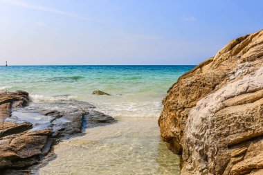Kayalık sahile vuran deniz dalgaları.