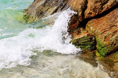 Kayalık sahile vuran deniz dalgaları.