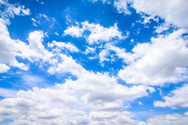 Açık mavi gökyüzü bulutlu bir arka plan duvar kağıdı olarak pastel duvar kağıdı gökyüzü