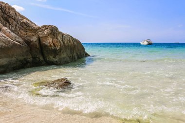 Yelkenli gemi, sürat teknesi, denizde yat.