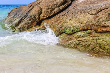 Kayalık sahile vuran deniz dalgaları.