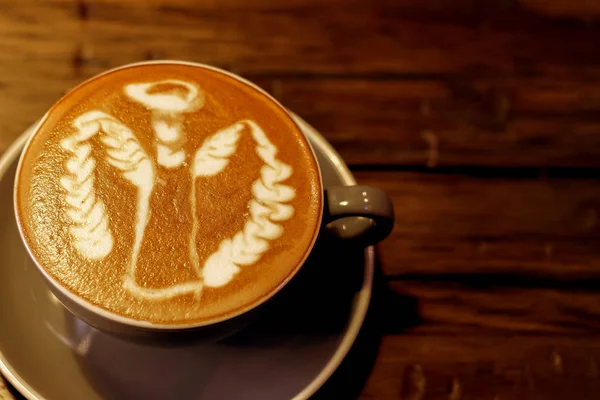 Filiżanka Kawy Latte Art Ciepłym Światłem — Zdjęcie stockowe