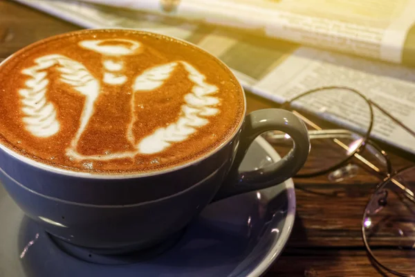 Filiżanka Kawy Latte Art Ciepłym Światłem — Zdjęcie stockowe