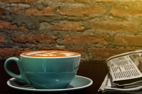 Filiżanka Kawy Latte Art Ciepłym Światłem — Zdjęcie stockowe