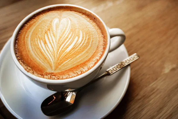 Bir Fincan Sütlü Sanat Kahvesi Ilık Işık — Stok fotoğraf