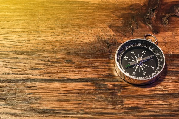 Enkel Kompass Träbordet Med Kopierings Utrymme Royaltyfria Stockfoton