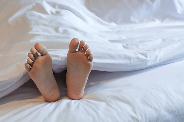 Ноги Спящей Женщины Белой Комнате Кровати Стоковое Изображение