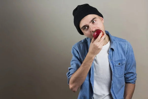 Man biter apple — Stockfoto