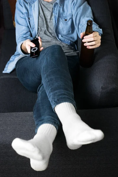 พักผ่อนและดื่มบนโซฟา — ภาพถ่ายสต็อก