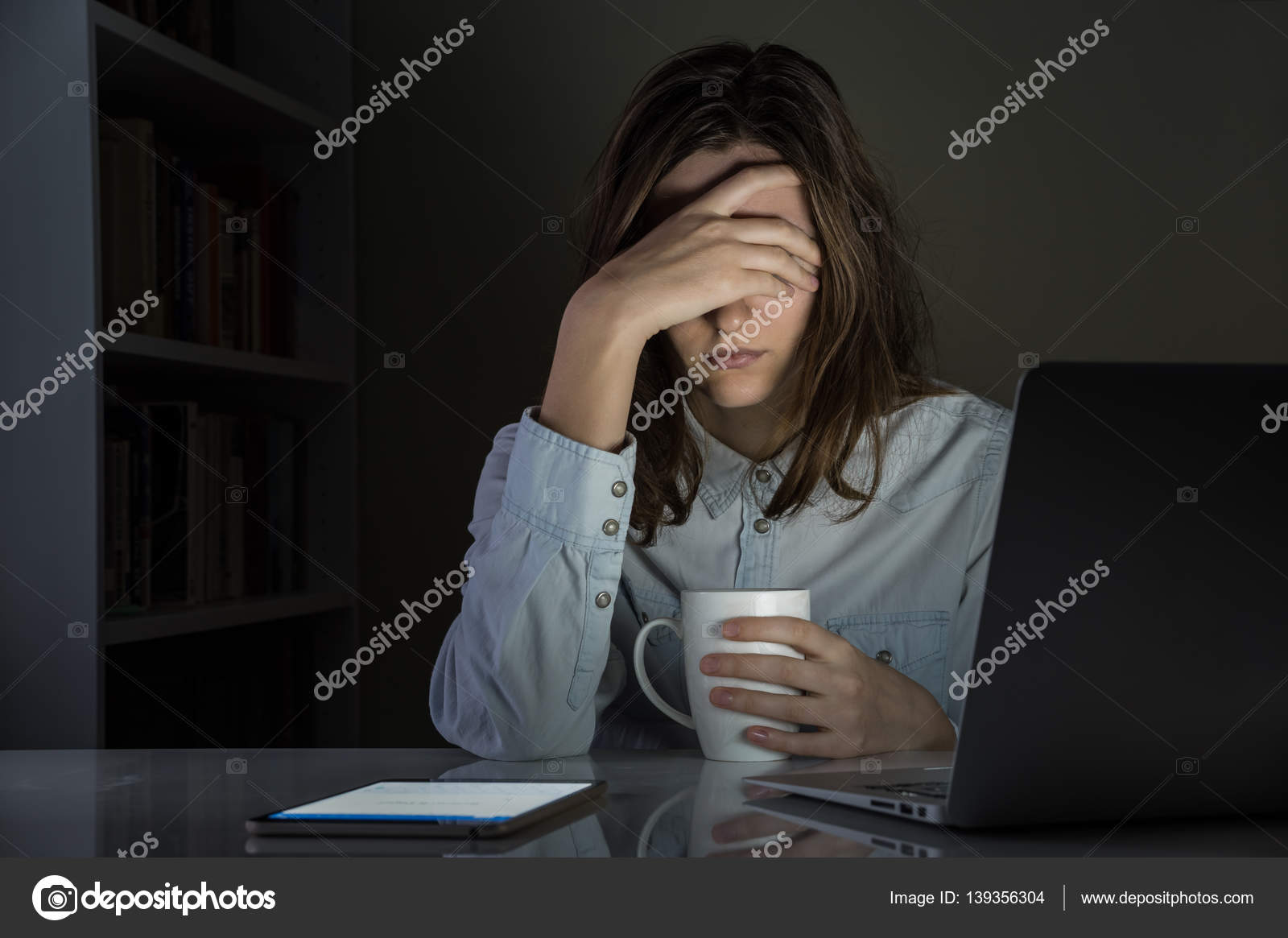 Cansado y decepcionado persona femenina en el lugar de trabajo de