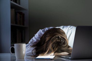 Yorgun kişi ev ofis masasında açık bilgisayar ve tablet Pc ile uyku
