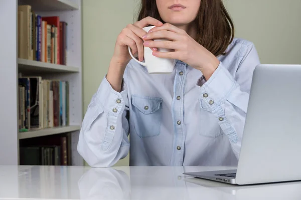 Avere una pausa dal lavoro al computer a casa — Foto Stock