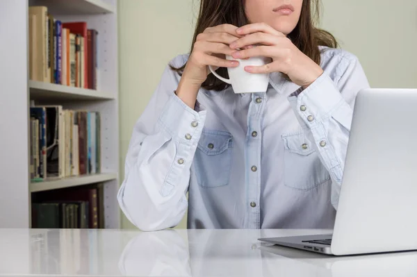 Prendere un caffè alla scrivania bianca in ufficio — Foto Stock