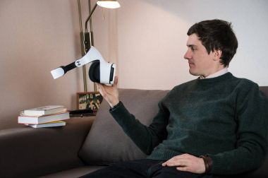 VR gözlük tutan kişi