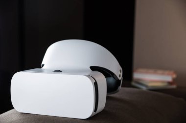 Sanal gerçeklik gözlükleri ve kitaplar