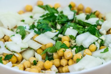 Cheakpeas, soğan ve maydanoz yaprakları 