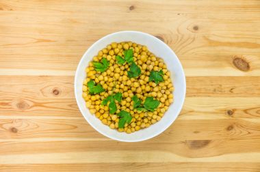 Kase nohut ve maydanoz üzerinde ahşap masa