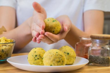 Falafel topları yapma