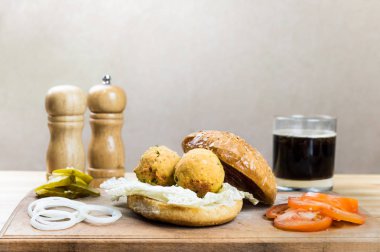 Vejetaryen burger malzemeler ahşap masa üzerinde