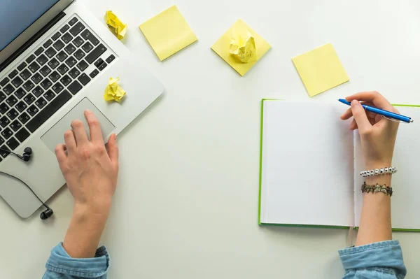 Local de trabalho de escritório em casa minimalista com almofada laptop e nota — Fotografia de Stock