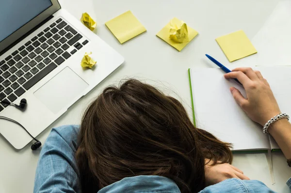 Persona stanca che dorme a casa scrivania ufficio — Foto Stock