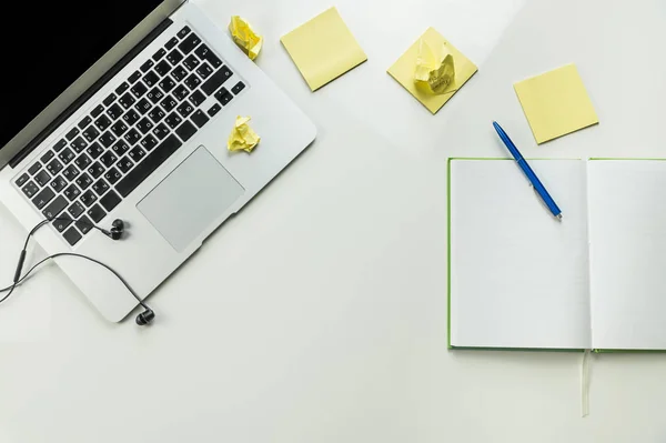 Felülnézet minimalista otthoni irodai munkahely laptop és Megjegyzés pad — Stock Fotó