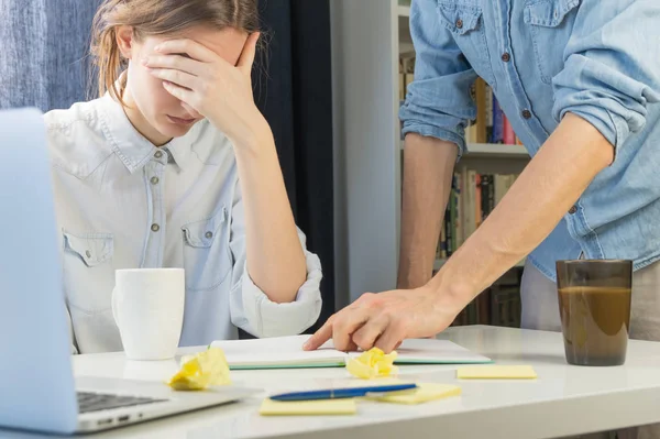 Insegnare e mostrare errori al nuovo tirocinante alla scrivania dell'ufficio — Foto Stock