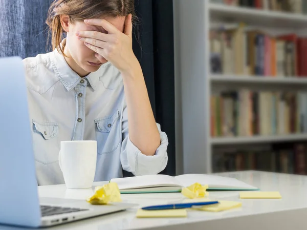 Persona stanca o esausta seduta alla scrivania — Foto Stock