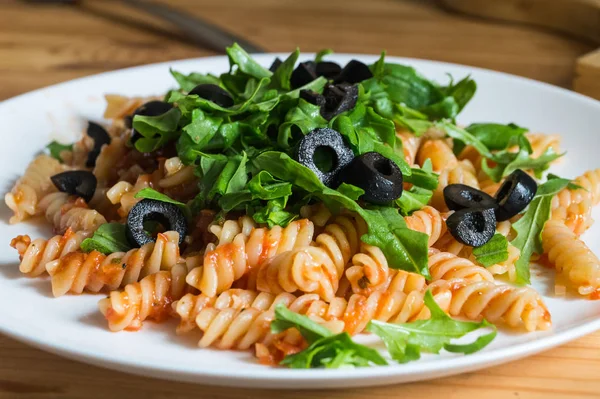 Gekochte vegane Pasta auf einem Teller — Stockfoto