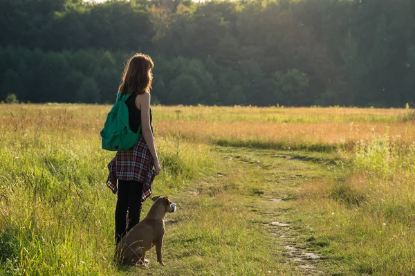 Tempo de aventura para uma jovem mulher e seu terrier staffordshire — Fotografia de Stock