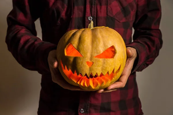 Pumpkin berukir Jack 'o' lantern di tangan — Stok Foto
