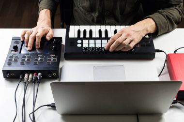 Kontrol etmek veya bilgisayar elektronik müzik kanalındaki modern efekt işlemcileri ve yazılım denetleyicileri yardımı ile karıştırma erkek kişi