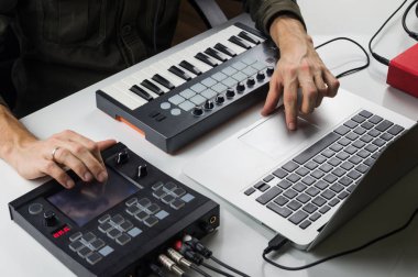 Elektronik müzik taşınabilir MIDI klavye ve elektronik etkisi işlemcili laptop üreten