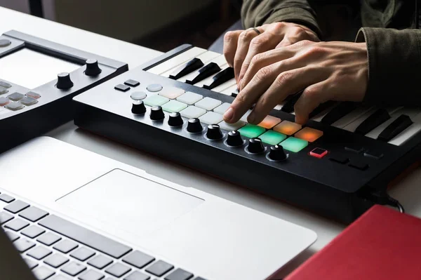 Grabación de pista de música electrónica con teclado midi portátil en el ordenador portátil en el estudio en casa — Foto de Stock