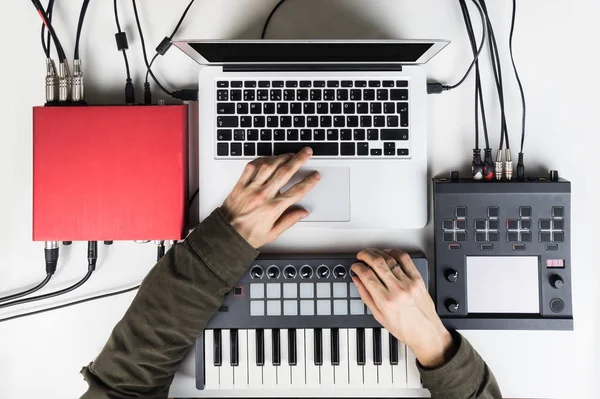 Üreten ve modern tarzı karıştırma müzik beats, beat yapma ve yazılım denetleyicileri ve dijital efekt işlemcileri ile ses içeriği düzenleme