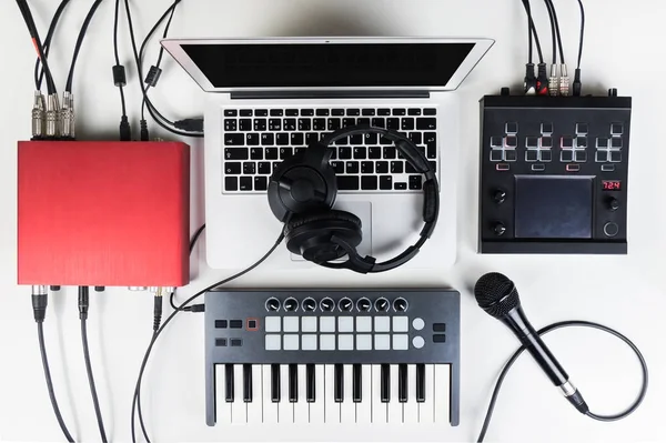 Draagbare en compacte home muziekstudio voor elektronische en beat muziekproductie — Stockfoto