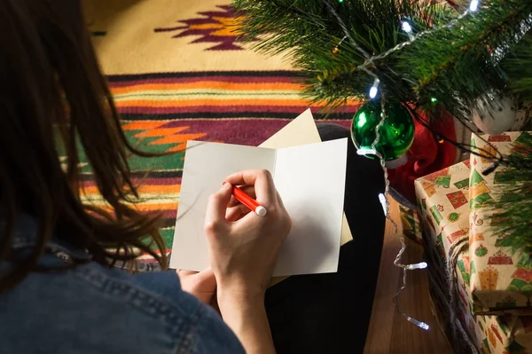 Escrevendo desejos de férias e congratulações na carta do Natal — Fotografia de Stock