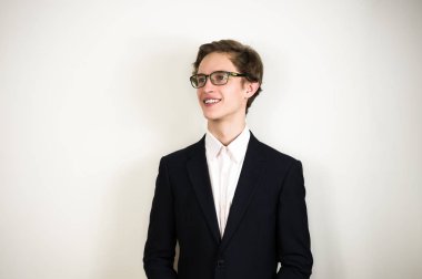 Gülümseyen ve mutlu görünüyordu genç başarılı ve kendinden emin iş erkek kişi