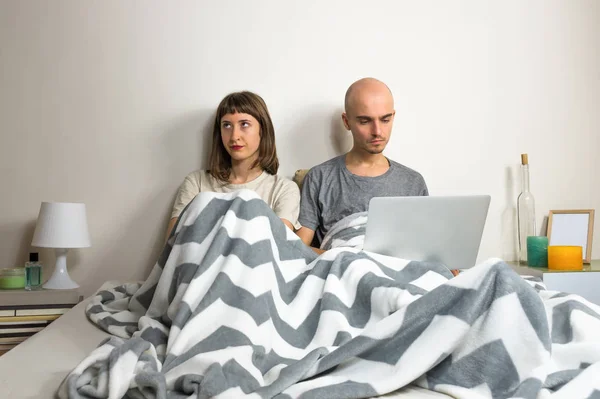 คู่รักที่ไม่มีความสุขหรือไม่พอใจบนเตียง — ภาพถ่ายสต็อก