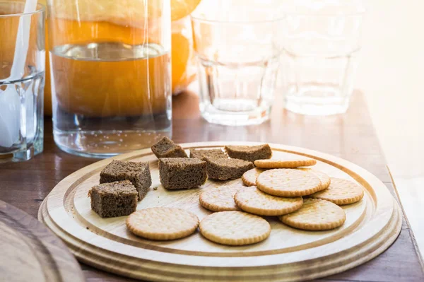 Trockene Kekse und Maisbrot als Lebensmittelprobe — Stockfoto