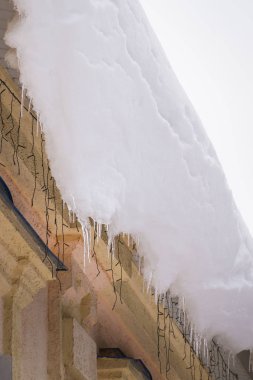 Çatıda tehlikeli büyük kar ve buz saçağı oluşumu