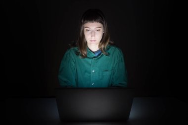 Dizüstü bilgisayar kapalı akşamları geç kadın