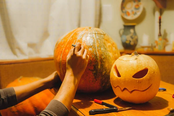 Menyiapkan labu halloween untuk diukir . — Stok Foto