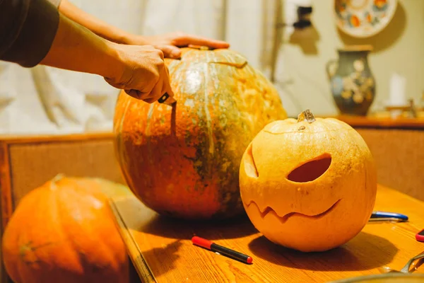 Mengukir labu halloween di dapur . — Stok Foto