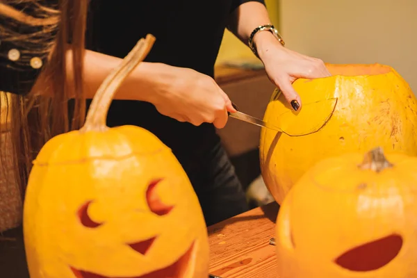Mengukir labu halloween di dapur . — Stok Foto