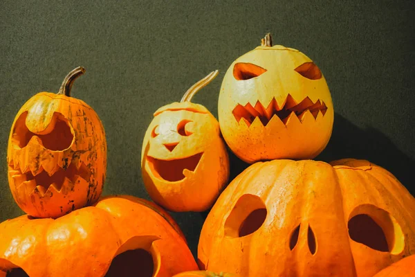 Calabazas de halloween talladas sobre fondo verde . — Foto de Stock