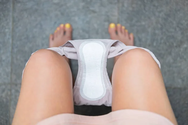 Närbild bild av feminin hygien pad på grå bakgrund. — Stockfoto