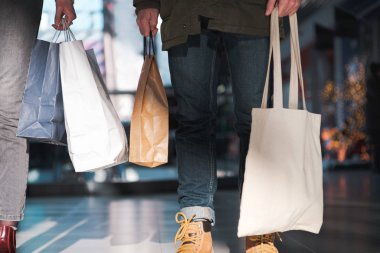 Alışveriş merkezinde sürdürülebilir çantalı insanlar..