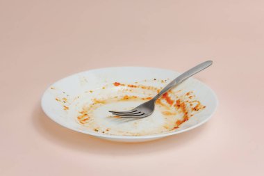 İçinde domates sosu olan bir tabak.